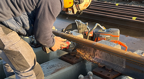 Certificering on site gelijmde ES-las: kwaliteitsimpuls voor het spoor