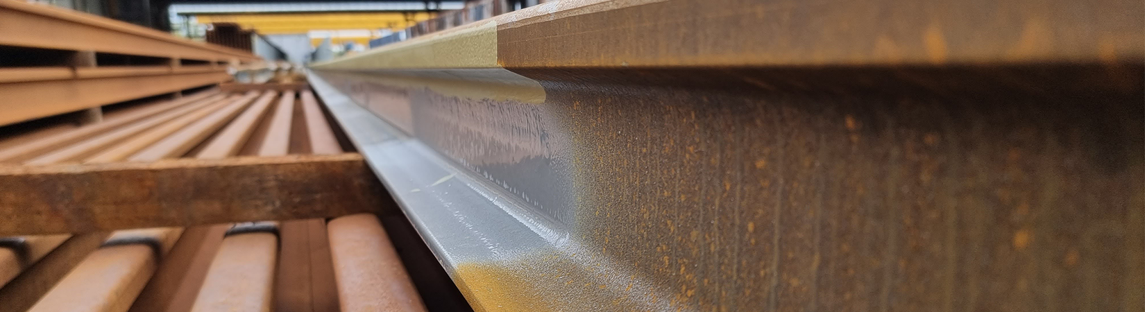 Ingegoten spoor sneller beschikbaar? Preventief rubber- en kopcoaten draagt bij aan snelle en efficiënte spoorbouw